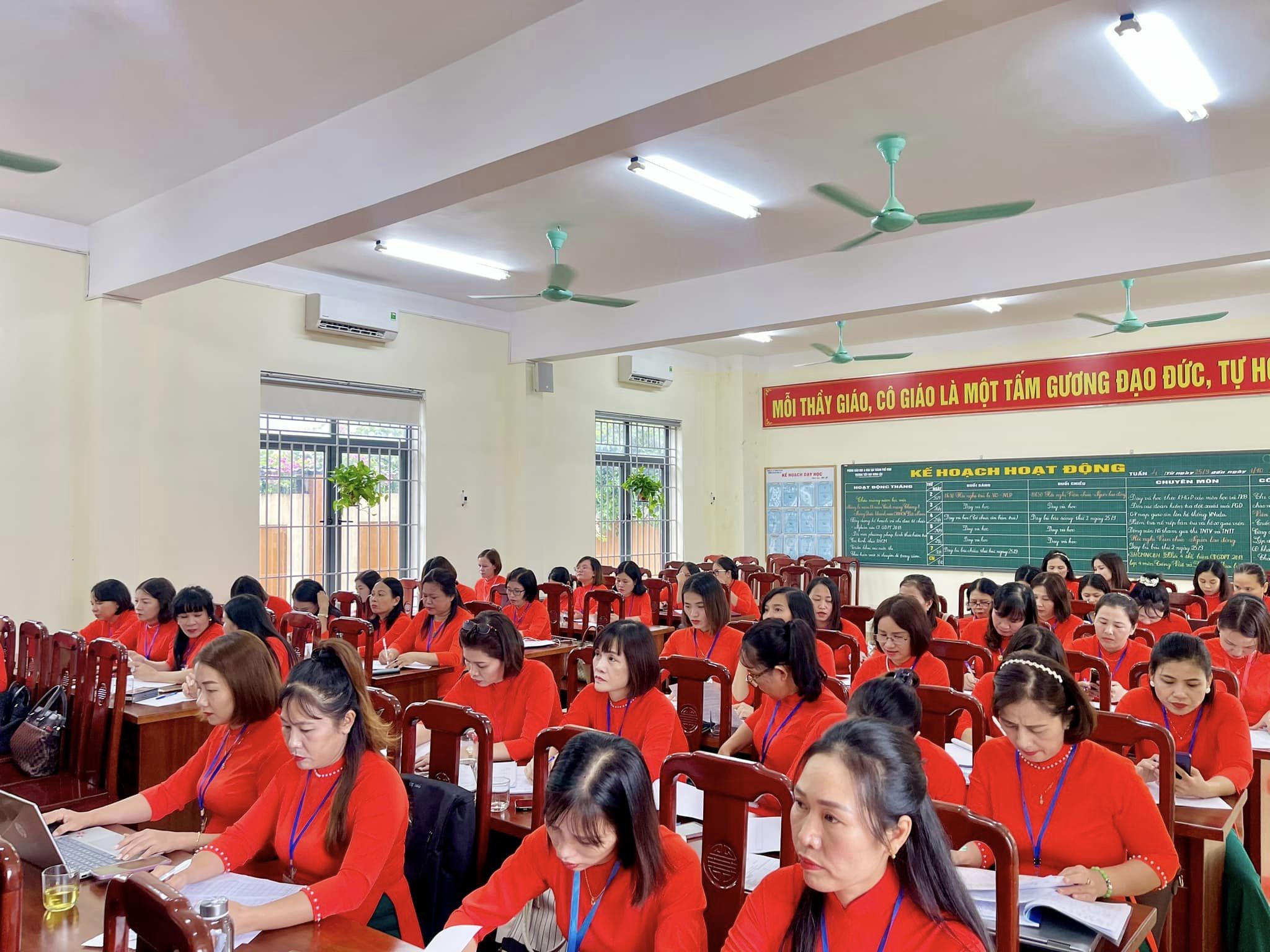 TRƯỜNG TIỂU HỌC HƯNG LỘC ĐÃ TIẾN HÀNH HỘI NGHỊ VIÊN CHỨC, NLĐ NĂM HỌC 2023 - 2024.